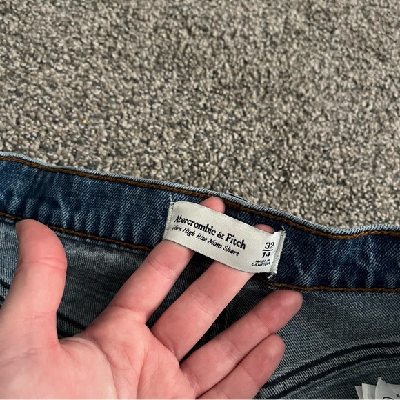 A&F Mom Short - Picture 2 of 3